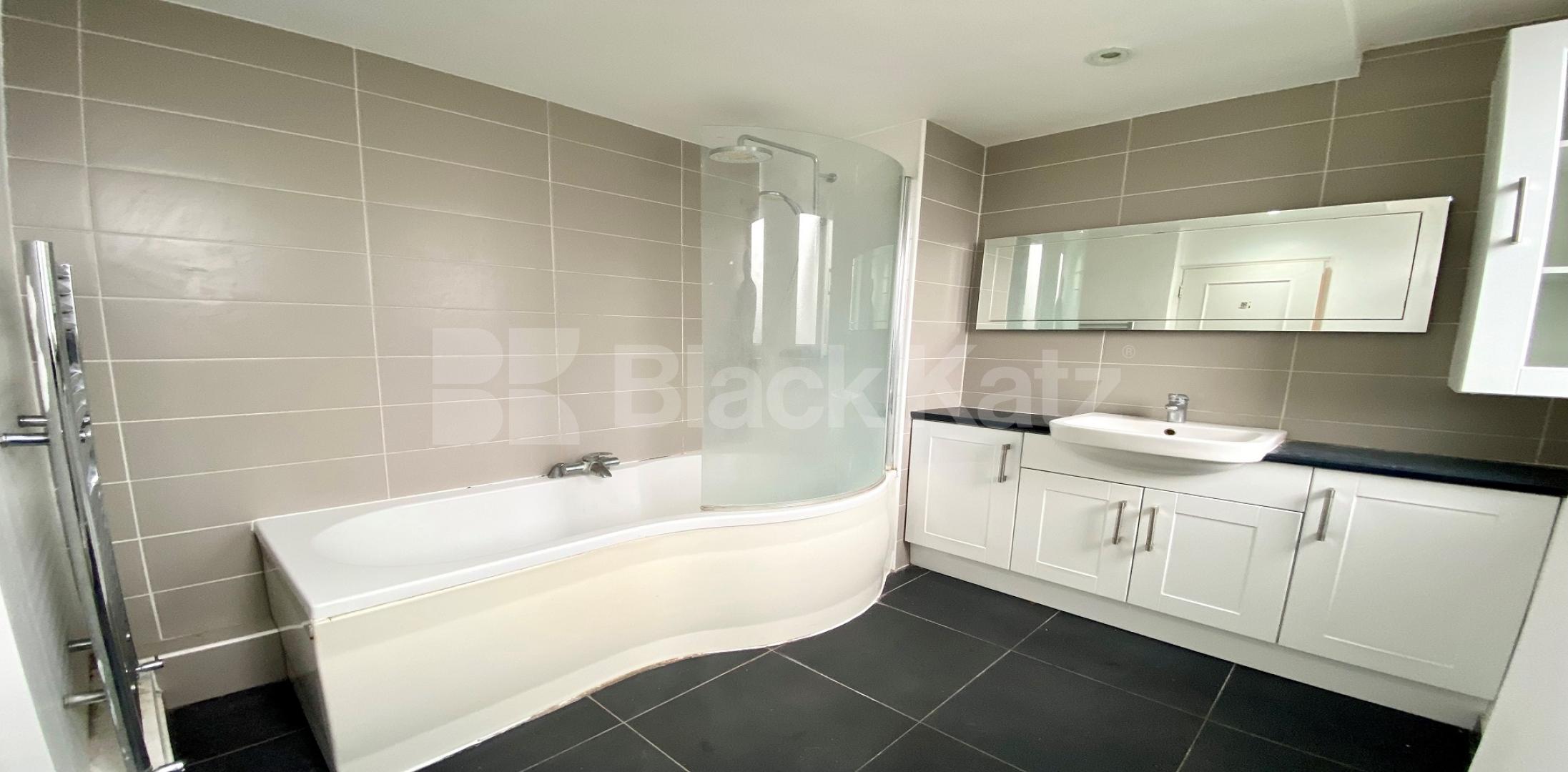 			LET , 3 Bedroom, 1 bath, 1 reception Apartment			 Rolls Road, Bermondsey